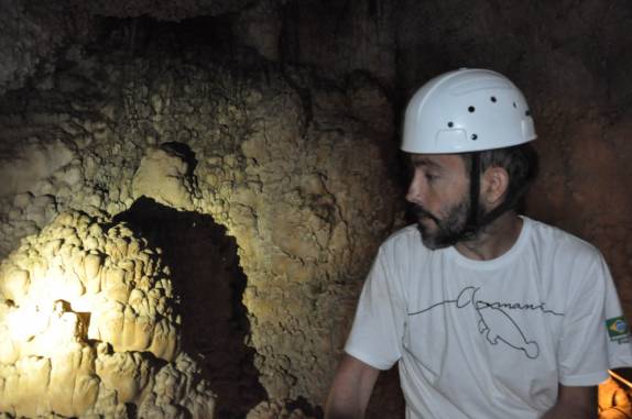 Observando formações da caverna durante passeio de barco no lago do Abismo de Anhumas, em Bonito, no Mato Grosso do Sul